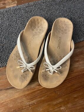 Vionic White Bow Thong Sandals